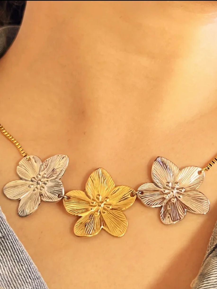 Contrast Flower Necklace